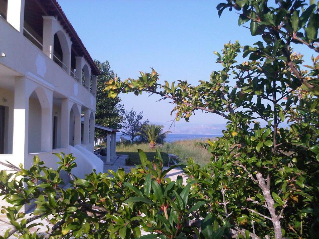 Virginia'S Beachfront Apartments Kavos Exterior photo