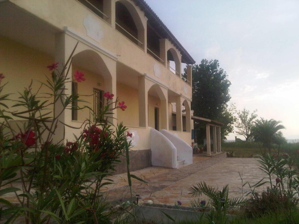 Virginia'S Beachfront Apartments Kavos Exterior photo