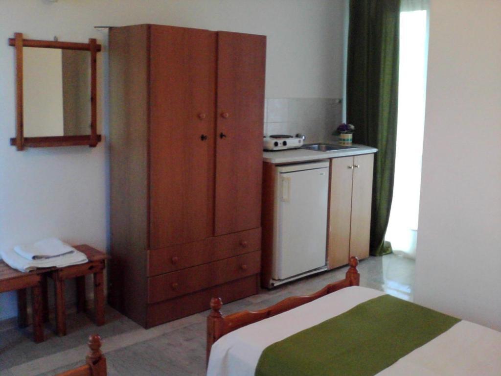 Virginia'S Beachfront Apartments Kavos Room photo